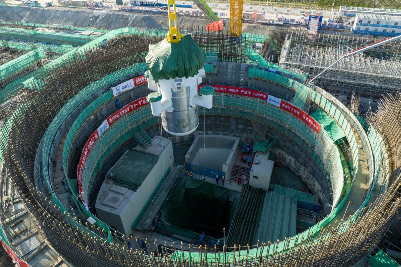 지난 8월 10일 중국 하이난성 창장 리족 자치현에서 촬영된 원자력 발전소 건설 현장에서 중국이 개발한 소형 모듈형 원자로(SMR)인 '링룽 1호'의 핵심 모듈이 설치되고 있다.신화연합뉴스
