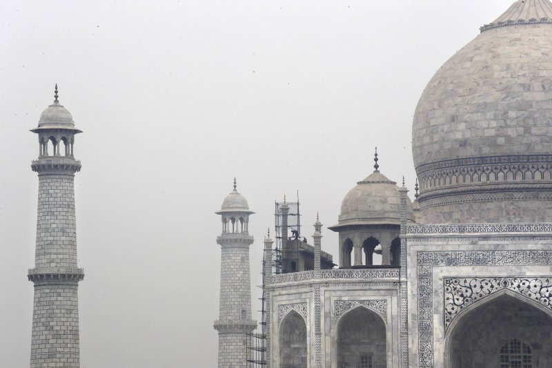 [아그라(인도)=AP/뉴시스] 러시아가 인도에 상호 무비자 여행을 허용하자고 제안했다고 10일(현지시간) RT가 보도했다. 사진은 인도 근로자들이 이 지난 2017년 12월5일 인도 북부 우타르프라데시주(州) 아그라에 있는 타지마할의 외관을 심각한 대기오염 속에 청소하는 모습. 2023.08.11.