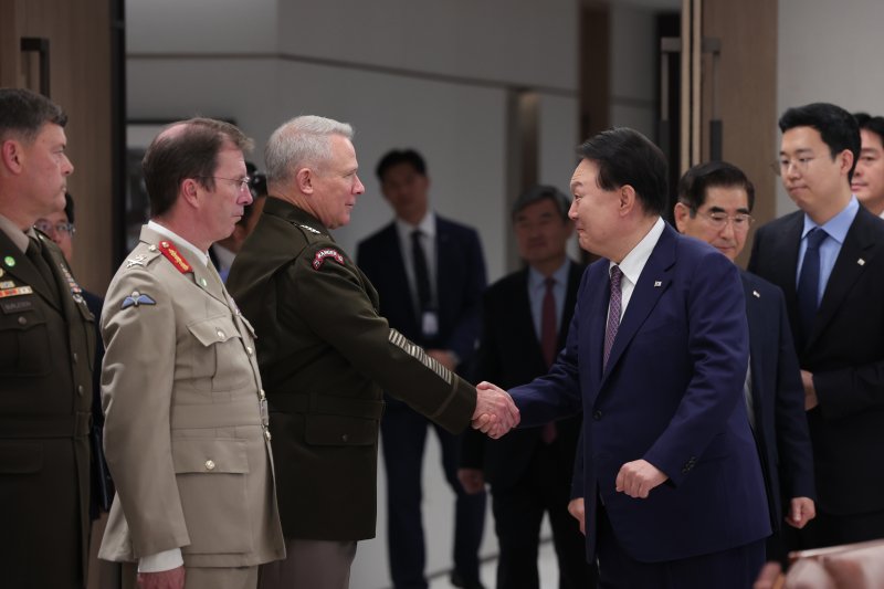 윤석열 대통령이 지난 10일 용산 대통령실 청사에서 열린 유엔사 주요 직위자 초청 간담회에서 폴 라캐머라 유엔군사령관과 악수하고 있다. (대통령실 제공) 2023.8.10/뉴스1 ⓒ News1 오대일 기자