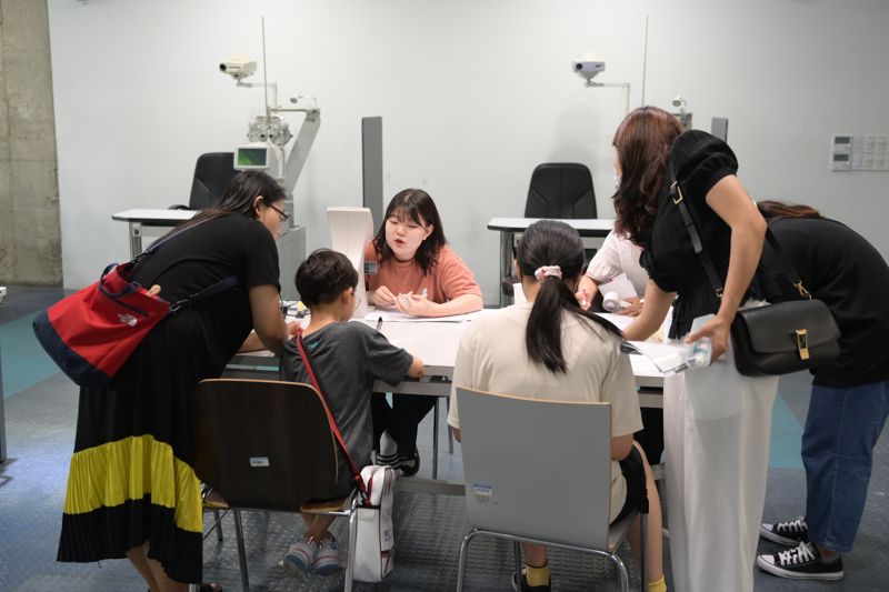 대구보건대 안경광학과를 방문한 학생들이 시력검사를 받고 있다.