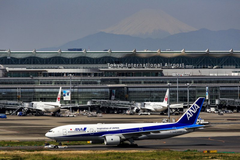 [도쿄=AP/뉴시스]중국 정부가 일본 단체여행을 약 3년 반 만에 재개하기로 허가했지만, 일손 부족이나 직항편 감소 등 일본 입장에선 풀어야 할 과제도 많다. 사진은 2021년 5월 일본 도쿄 하네다국제공항에서 계류중인 일본항공(JAL)·전일본공수(ANA)의 항공기. 2023.08.11.