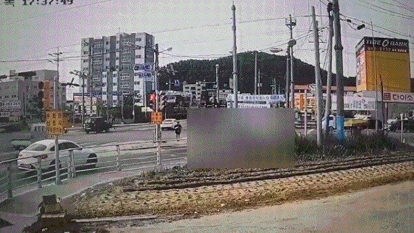 지난 5월18일 오후 4시50분쯤 충북 음성군 감곡사거리에서 승용차가 인도를 걷던 여학생 2명을 들이받았다.(독자 송영훈씨 제공).2023.05.18./뉴스1