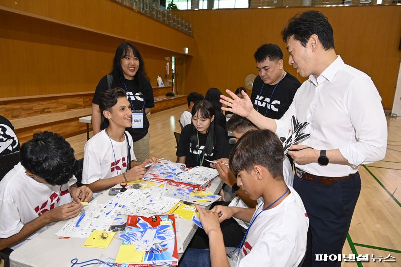 윤형중 한국공항공사 사장(오른쪽 첫번째)이 11일 서울 강서구 한국공항공사 다목적 체육시설에서 청소년들과 함께 전동 비행기를 만들고 있다. 한국공항공사 제공