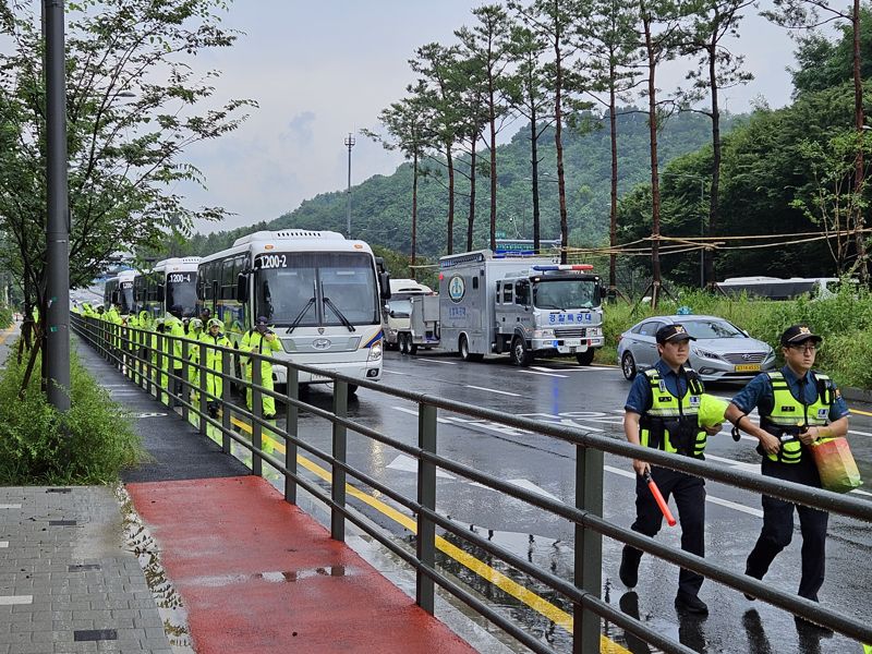 11일 '2023 새만금 세계스카우트잼버리' 퇴영식과 K-팝슈퍼라이브 콘서트가 열리는 서울 상암월드컵경기장 일대에서 경찰이 교통통제에 나서고 있다. 사진=최재성 기자