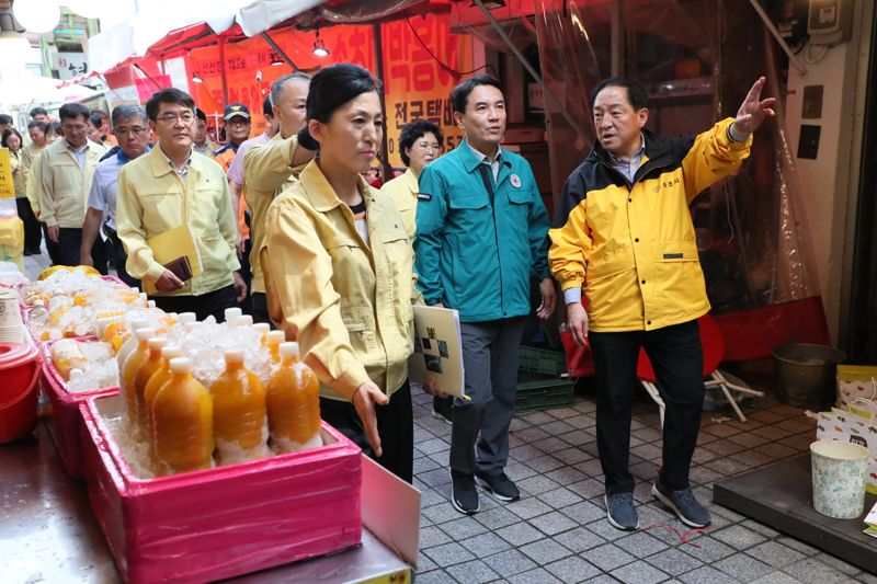 [태풍 카눈] 김진태 지사, 속초 피해지역 점검...복구 지원 약속