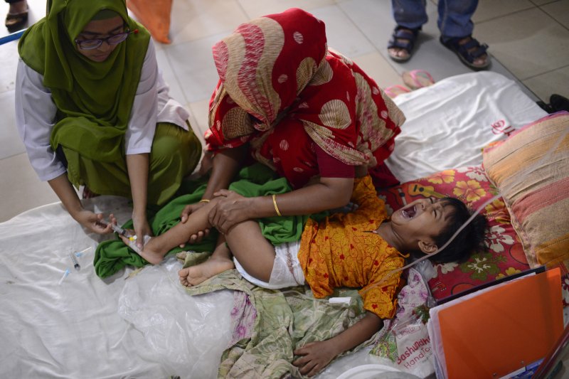 [다카=AP/뉴시스] 10일(현지시각) 방글라데시 다카의 무그다 의과대학 병원에서 한 간호사가 뎅기열에 걸린 어린이 환자에게 주사를 놓고 있다. 방글라데시에서 올해 뎅기열 사망자가 300명을 넘어서며 역대 최다를 기록했다. 2023.08.11. <저작권자ⓒ 공감언론 뉴시스통신사. 무단전재-재배포 금지.> /사진=뉴시스화상