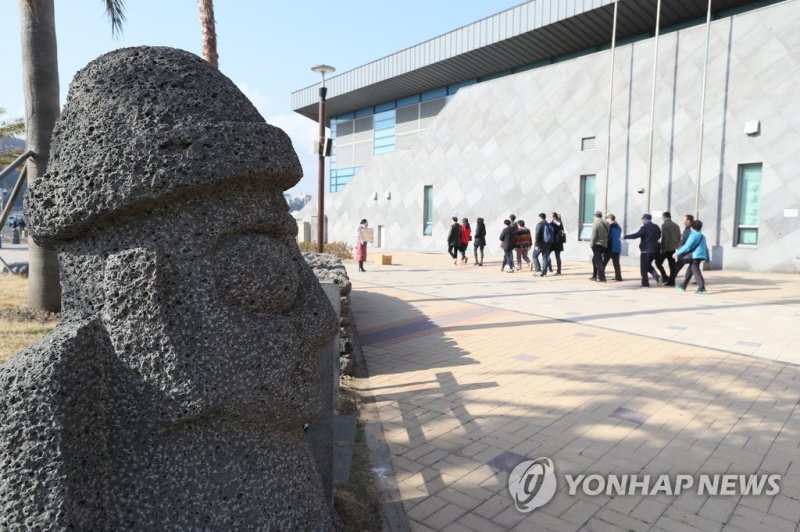 제주 찾은 중국인 크루즈 관광객들[자료사진] 제주 찾은 중국인 크루즈 관광객들 (제주=연합뉴스) 박지호 기자 = 코스타 아틀란티카호를 타고 제주항에 입항한 중국 단체관광객들이 15일 오전 제주항 크루즈 터미널에서 입국 수속을 마친 뒤 일일 관광을 위해 관광버스로 이동하고 있다. 2017.3.15 jihopark@yna.co.kr (끝)