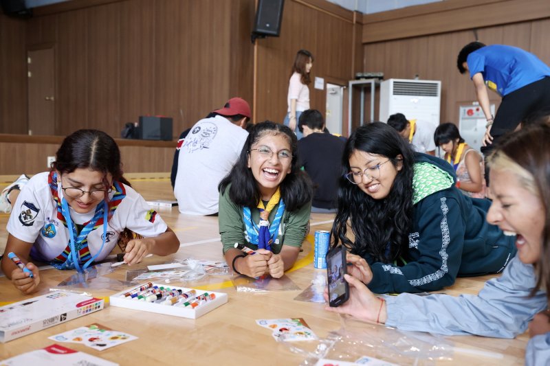 임실청소년수련원에서 머물고 있는 에콰도르·피지 스카우트 대원들이 체험활동 프로그램에 참여하고 있다.(임실군 제공)2023.8.11/뉴스1