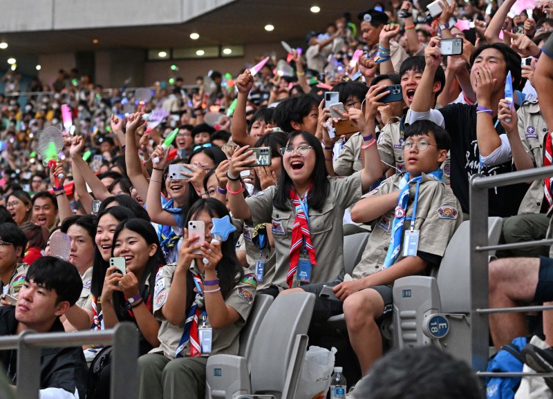 [서울=뉴시스] 사진공동취재단 = 11일 서울 마포구 서울월드컵경기장에서 열린 2023 새만금 세계스카우트잼버리 K팝 슈퍼라이브 콘서트에서 스카우트 대원들이 공연을 즐기고 있다. 2023.08.11. photo@newsis.com