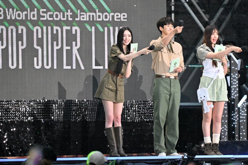 11일 오후 서울 마포구 서울월드컵경기장에서 열린 ‘2023 새만금 세계스카우트잼버리 K팝 슈퍼 라이브 콘서트’에서 있지 유나(왼쪽부터)와 배우 공명, 뉴진스 혜인이 진행을 하고 있다. 2023.8.11/뉴스1 ⓒ News1 사진공동취재단