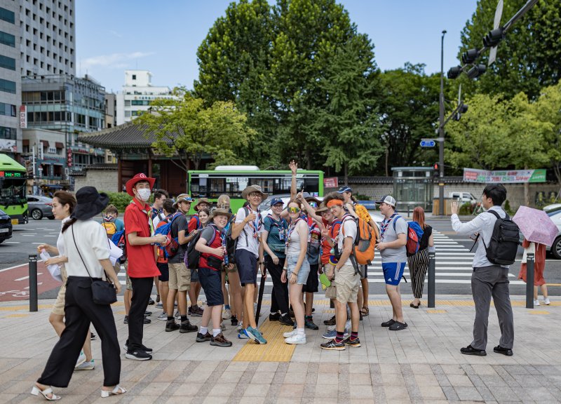 서울시청 광장에서 기념 사진 촬영 중인 잼버리 대원들(서울관광재단 제공)