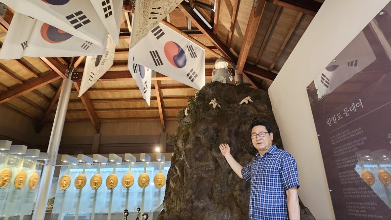 소안도 소안항일운동기념탑에서 김영준 문화해설가가 '당사도 등대 습격사건'을 소개하고 있다./뉴스1 ⓒ News1 서충섭 기자