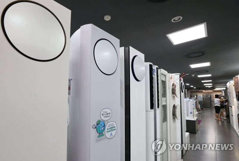 롯데하이마트 매장에 진열된 에어컨 계속되는 무더위에 에어컨 매출 2배 (서울=연합뉴스) 이재희 기자 = 2일 롯데하이마트에 따르면 폭염이 기승을 부린 지난달 26∼31일 에어컨 매출은 지난해 같은 기간에 비해 약 100%, 선풍기 매출은 35%가량 늘었다. 장마가 물러가고 35도를 넘나드는 폭염이 연일 이어지자 뒤늦게 냉방 가전을 장만하려는 수요가 몰린 것으로 분석된다. 사진은 이날 서울의 한 롯데하이마트 매장에 진열된 에어컨. 2023.8.2 scape@yna.co.kr (끝)