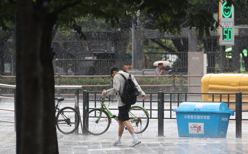 서울 지역에 강한 소나기가 내린 6일 오후 서울 종로구 종각역 인근에서 우산을 챙기지 못한 한 시민이 걸음을 재촉하고 있다. 2023.8.6/뉴스1 ⓒ News1 이동해 기자 /사진=뉴스1