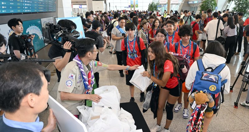 12일 오전 인천국제공항 제1터미널에서 세계스카우트 잼버리 대원들이 출국 전 감사의 인사를 하고 있다. 뉴시스