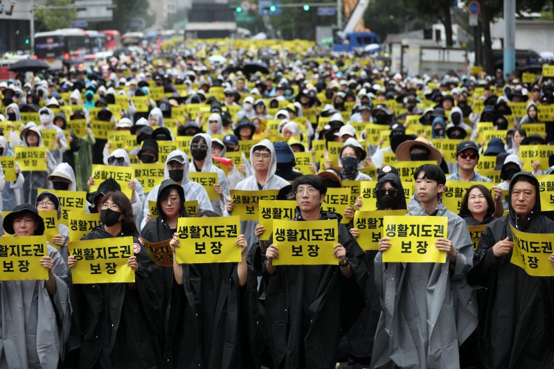 초중고 교사들이 지난 12일 서울 종로구 종각 일대에서 집회를 열고 안전한 교육환경을 위한 법 개정, 민원창구 일원화 및 악성 민원인 방지 방안 마련, 교사 생활지도권 보장, 정서행동 위기학생 지원책 마련 등을 촉구하고 있다. 뉴시스