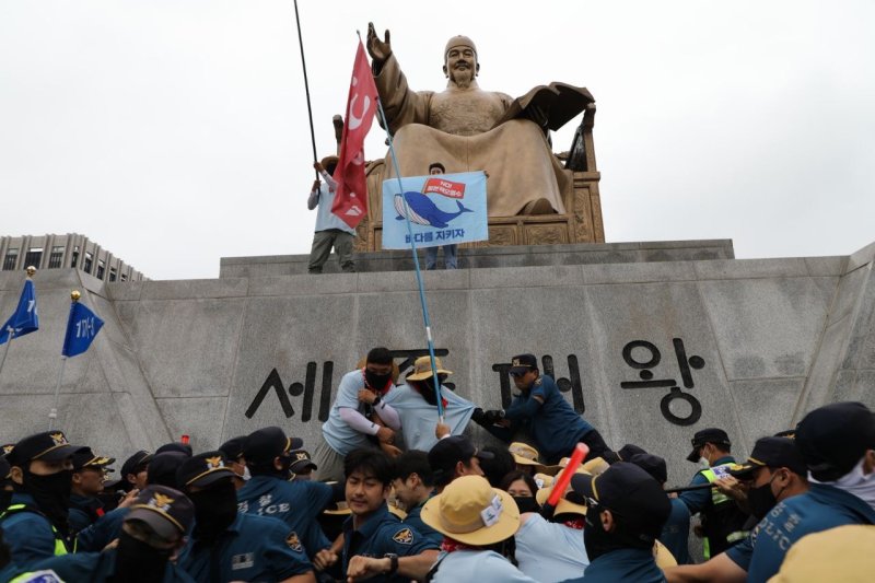 [서울=뉴시스] 경찰은 12일 오후 1시께 서울 종로구 광화문광장에서 세종대왕상에 현수막을 걸려고 올라가던 김은형 부위원장 등 민주노총 조합원 4명을 현행범으로 체포했다고 밝혔다.(사진=민주노총 제공) 2023.08.12. *재판매 및 DB 금지 *재판매 및 DB 금지 /사진=뉴시스