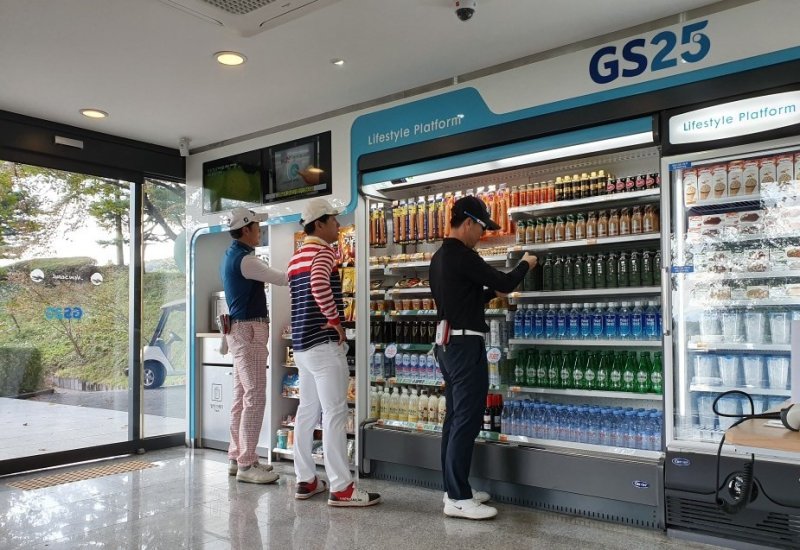 고객이 골프장 내 운영중 인 GS25를 운영하고 있다.(GS리테일 제공)