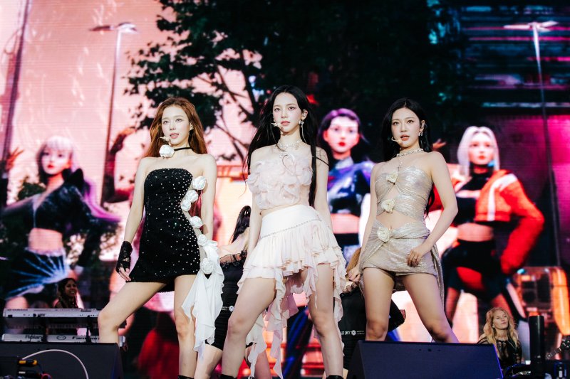 에스파 美 축제 뜨자 '넥스트 레벨' 떼창…"밴드와 미니 콘서트 방불"
