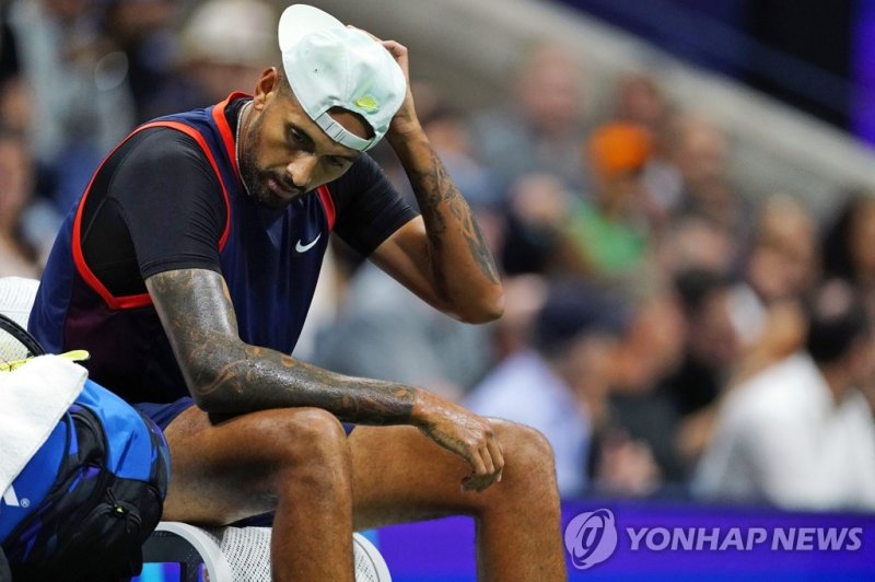 고개 숙인 악동 키리오스 Nick Kyrgios, of Australia, takes a break as he play Karen Khachanov, of Russia, during the quarterfinals of the U.S. Open tennis championships, Tuesday, Sept. 6, 2022, in New York. Kyrgios pulled out of the U.S. Open on Thursday, Aug. 10, 2023, meaning he will have missed all four Gra