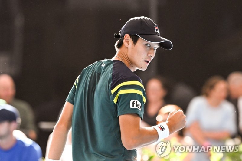 권순우에겐 호재 epa10404259 Kwon Soon-woo of South Korea reacts while in action against Roberto Bautista Agut of Spain during the 2023 Adelaide International Tennis Tournament at the Memorial Drive Tennis Centre in Adelaide, Australia, 14 January 2023. EPA/MICHAEL ERREY AUSTRALIA AND NEW ZEALAND OUT