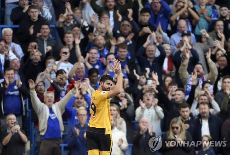 디에고 코스타 epa10230948 Soccer fans of Chelsea applaud to Diego Costa of Wolverhampton during the English Premier League soccer match between Chelsea FC and Wolverhampton Wanderers in London, Britain, 08 October 2022. EPA/DANIEL HAMBURY EDITORIAL USE ONLY. No use with unauthorized audio, video, data, fi