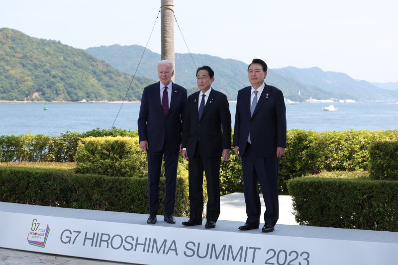 지난 5월 21일 일본 히로시마 주요7개국(G7) 정상회의장에서 조 바이든 미국 대통령, 기시다 후미오 일본 총리, 윤석열 대통령(왼쪽부터)이 함께 사진을 찍고 있다.뉴스1