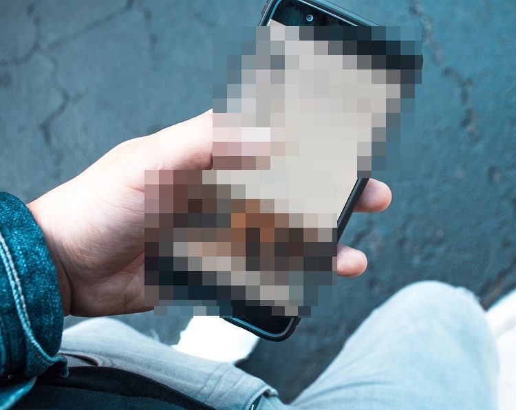 휴대폰 사진첩에... 20대 여성, 경찰에 남자친구 신고한 이유