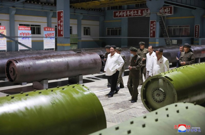 지난달 14일 북한 조선중앙통신이 보도한 화면 속에서 김정은 북한 국무위원장이 전술 미사일 생산 공장을 시찰하고 있다.연합뉴스