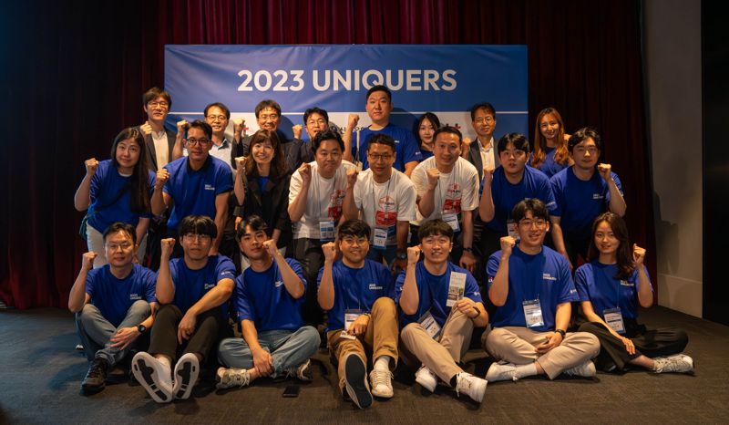 지난 11일 ‘2023 UNIQUERS’ 참가자들이 행사 후 단체 기념 촬영을 하는 모습. KT 제공