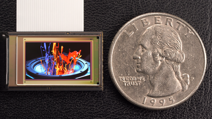 한국전자통신연구원(ETRI) 연구진이 개발한 OLED 온실리콘 마이크로 디스플레이. 동전보다 작은 디스플레이에 고해상도 화면을 만들어냈다. ETRI 제공