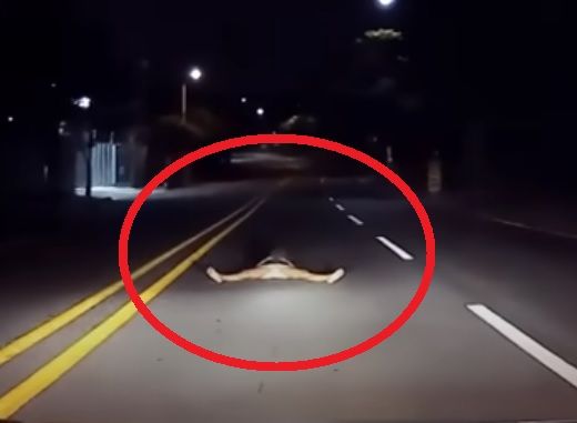 도로 위에 드러누워서 다리를 벌리고 있는 여성. /사진=유튜브 한문철TV
