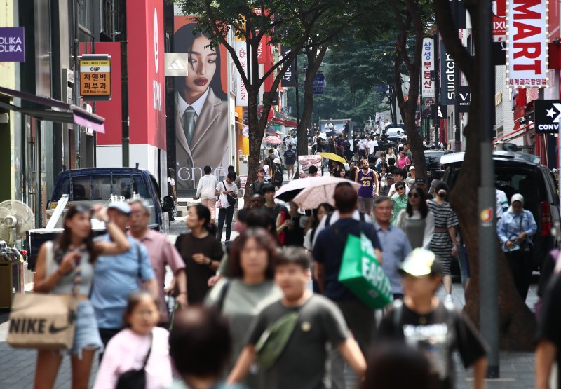 지난 14일 서울 중구 명동거리가 시민과 관광객들로 붐비고 있다. 뉴스1