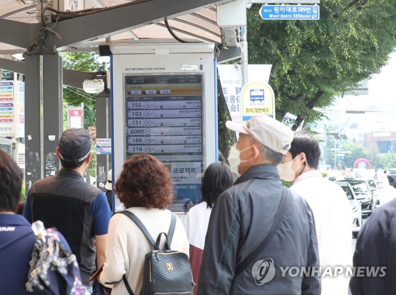 창원 시내버스 정류장 창원 시내 버스노선 개편 첫날 (창원=연합뉴스) 정종호 기자 = 10일 경남 창원시 성산구의 한 버스 정류소. 시내버스 노선 전면 개편이 이루어진 첫날인 이날 승객들이 버스 정보 안내기를 들여다보고 있다. 2023.6.10 jjh23@yna.co.kr (끝)