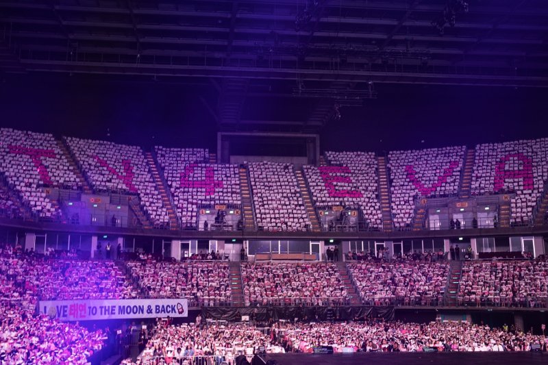 [서울=뉴시스] 그룹 소녀시대(SNSD) 태연 방콕 공연 이미지. (사진=SM엔터테인먼트 제공) 2023.08.14. photo@newsis.com *재판매 및 DB 금지