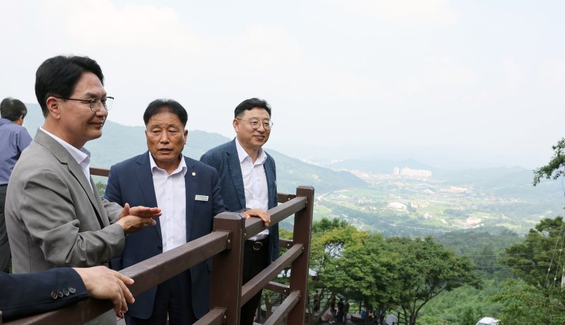 고창군의 '영산기맥 솔재 생태축 복원사업' 준공식 현장, 심덕섭 군수(왼쪽)와 임정호 군의장(가운데)이 전망대에 올라 고창읍 전경을 바라보고 있다. *재판매 및 DB 금지