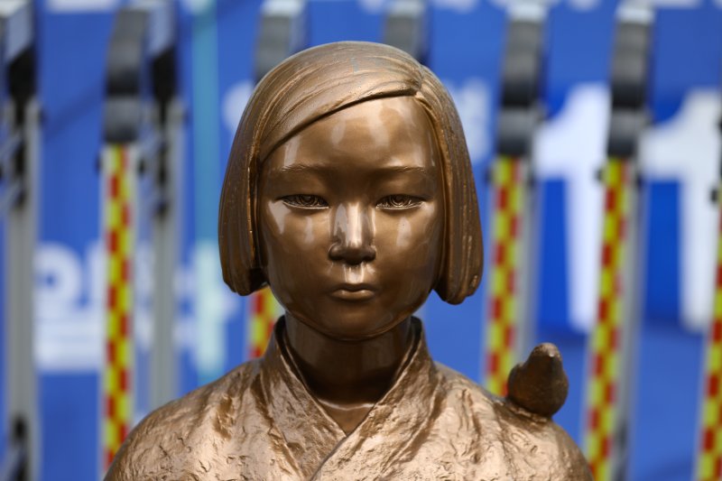 서울 종로구 옛 일본대사관 인근에 설치된 평화의 소녀상 모습. 사진=뉴시스