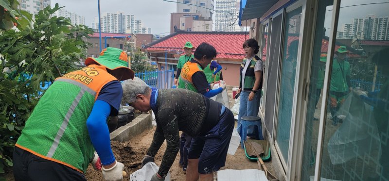 이틀새 350㎜ 물폭탄 맞은 속초... 시민들이 나서 일상회복 당긴다