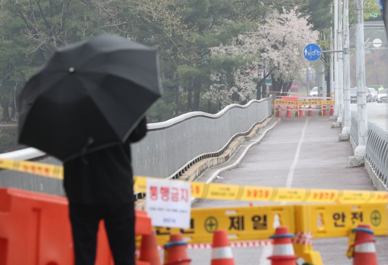 경기 성남시 분당구 수내교의 보행로가 통제되고 있다.