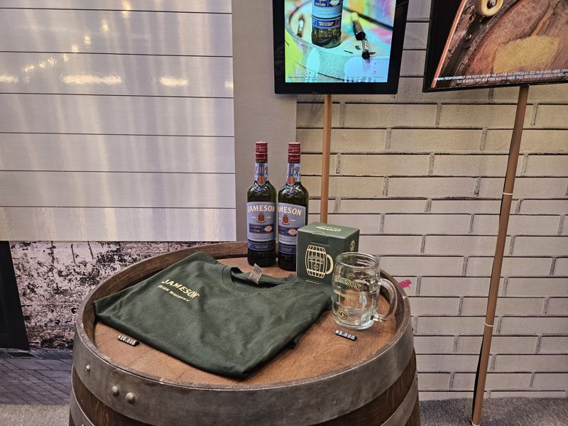 잠실 롯데월드몰에서 열린 위스키 브랜드 '제임슨'의 팝업스토어 매장에서 판매 중인 디키즈 콜라보 상품. /사진=이정화 기자