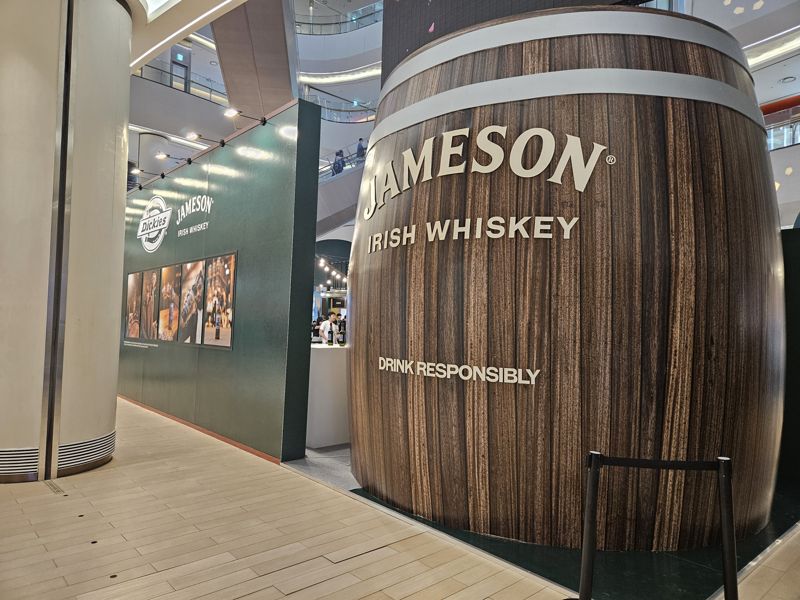 잠실 롯데월드몰에서 열린 위스키 브랜드 '제임슨'의 팝업스토어에 위스키를 숙성시키는 오크통 조형물이 놓여있다. /사진=이정화 기자