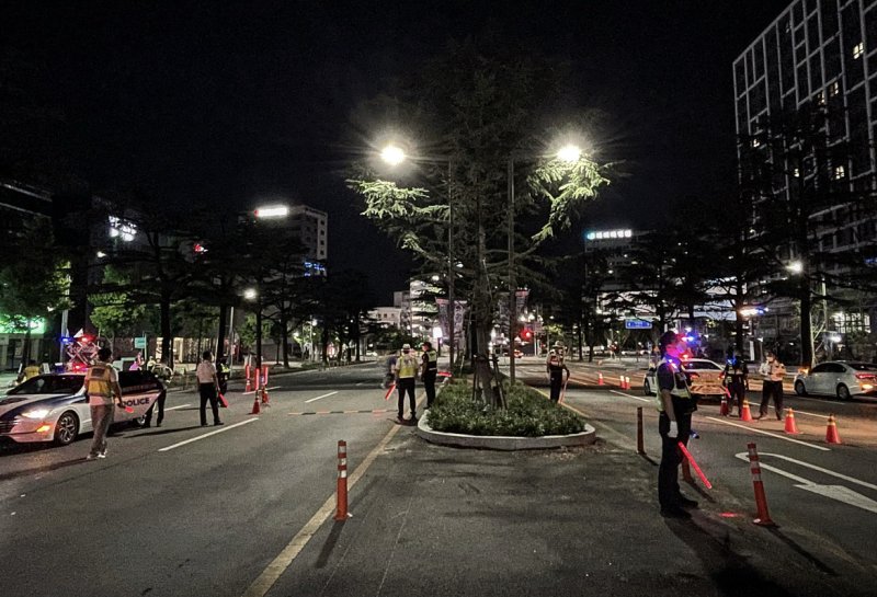[대구=뉴시스] 정재익 기자 = 광복절인 15일 오전 대구시 동구 신암동 파티마삼거리에서 경찰이 폭주족 단속을 벌이고 있다. 2023.08.15. jjikk@newsis.com *재판매 및 DB 금지