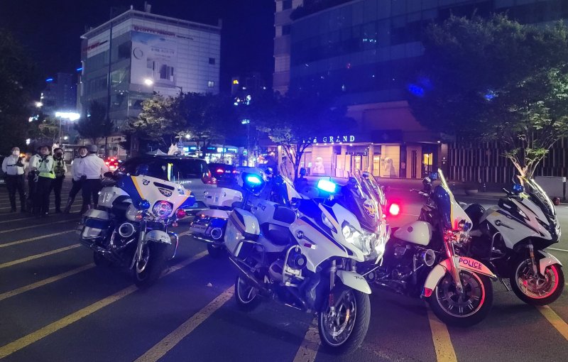 [대구=뉴시스] 이상제 기자 = 지난 14일 오후 대구 수성구 범어네거리 교차로에 폭주족을 단속하기 위한 경찰 경력이 배치돼 있다. 2023.08.15. king@newsis.com *재판매 및 DB 금지