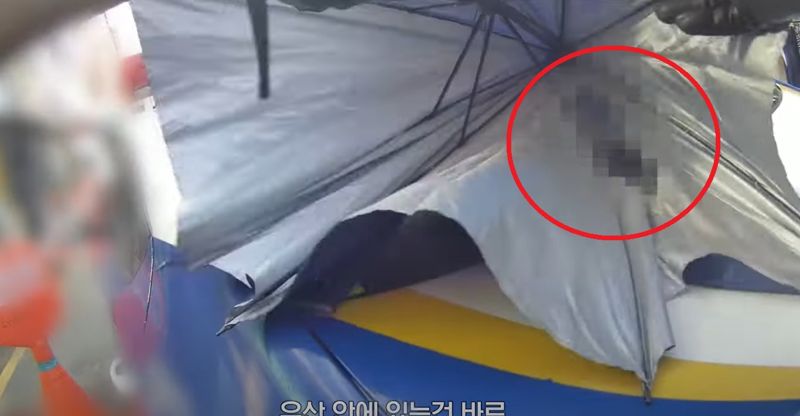 A씨의 우산 속에 들어있던 흉기. /사진=경찰청 유튜브