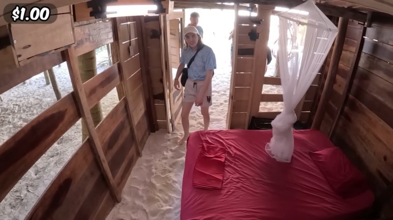 [서울=뉴시스]유튜버 '미스터비스트'와 일행이 1달러짜리 숙소를 둘러보는 장면(사진=미스터비스트 유튜브 영상 캡처) 2023.08.14. photo@newsis.com *재판매 및 DB 금지