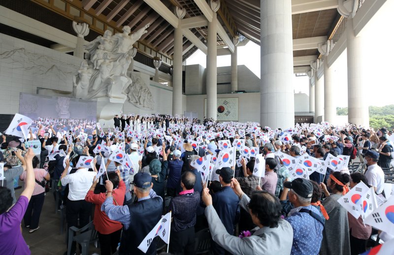 15일 오전 충남 천안 독립기념관에서 열린 제78주년 광복절 경축 기념식에서 참석자들이 '대한독립만세''를 외치며 만세삼창을 하고 있다. 2023.8.15/뉴스1 ⓒ News1 구윤성 기자