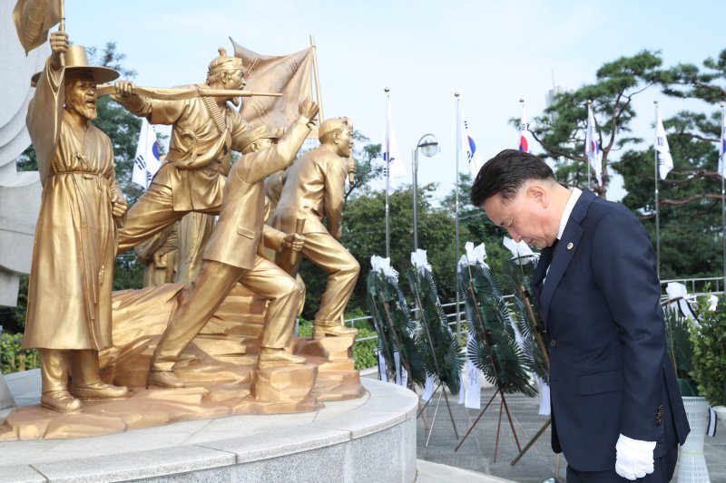 청주 항일독립운동기념탑에서 묵념하는 김영환 지사.(충북도제공)