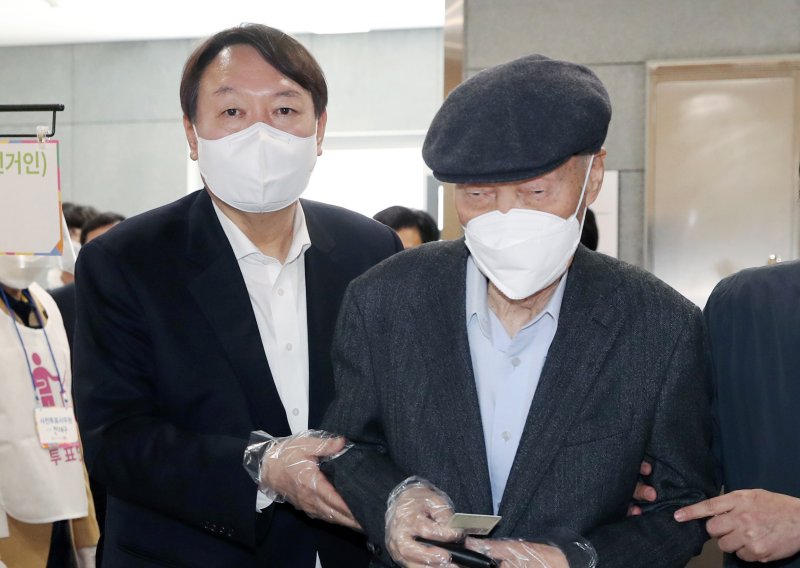윤석열 대통령의 부친 윤기중 연세대 응용통계학과 명예교수가 15일 별세했다. 향년 92세. 윤 교수는 최근 서울 종로구 서울대병원에 입원했던 것으로 알려졌다. 사진은 윤 대통령이 지난 2021년 4월 2일 윤기중 명예교수와 서울시장 보궐선거 사전투표를 위해 투표소로 들어오는 모습.(뉴스1 DB) 2023.8.15/뉴스1