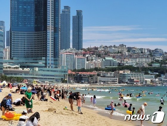 광복절 징검다리 연휴 마지막 날인 15일 부산 해운대해수욕장을 찾은 피서객들이 물놀이를 즐기고 있다.2023.8.15/뉴스1 ⓒ News1 조아서 기자