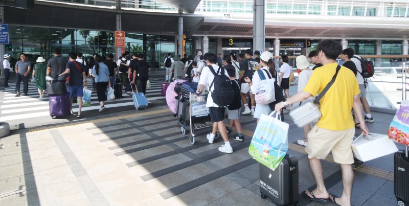 광복절 연휴 마지막날인 15일 오후 제주국제공항에서 관광객들이 국내선 출발장으로 향하고 있다. 2023.8.15/뉴스1 ⓒ News1 오현지 기자